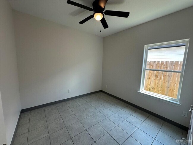 Building Photo - 2232 S Vly Cir