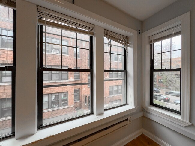 Building Photo - 4424 N Wolcott Ave