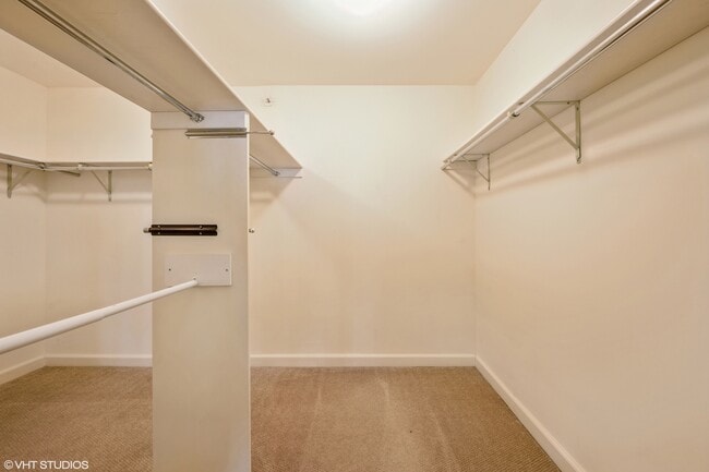 Building Photo - 132 E Delaware Pl