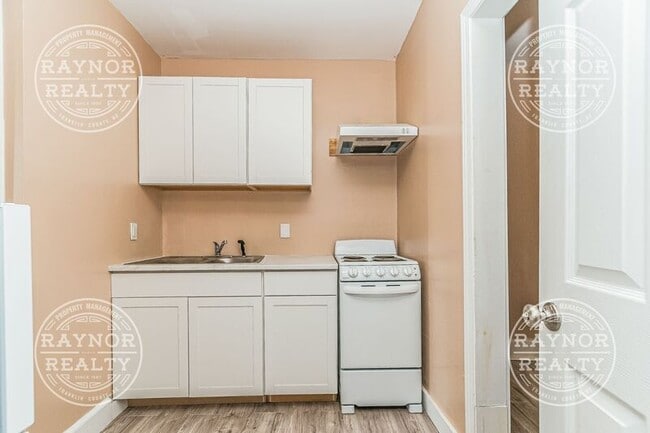 Building Photo - 641 Kenwood Ave