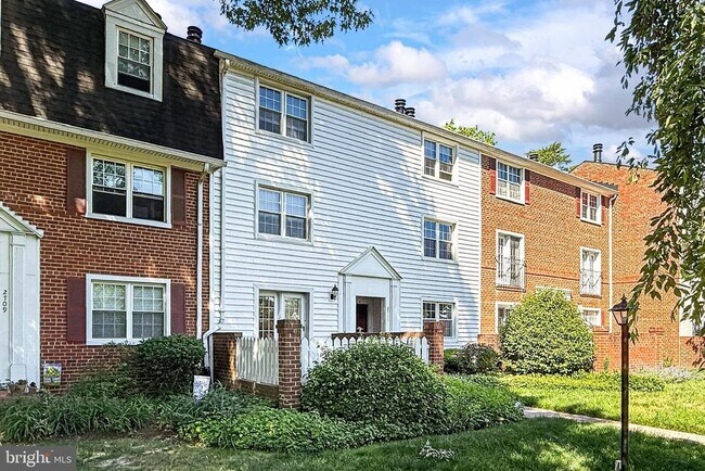 Building Photo - 2711 S Walter Reed Dr