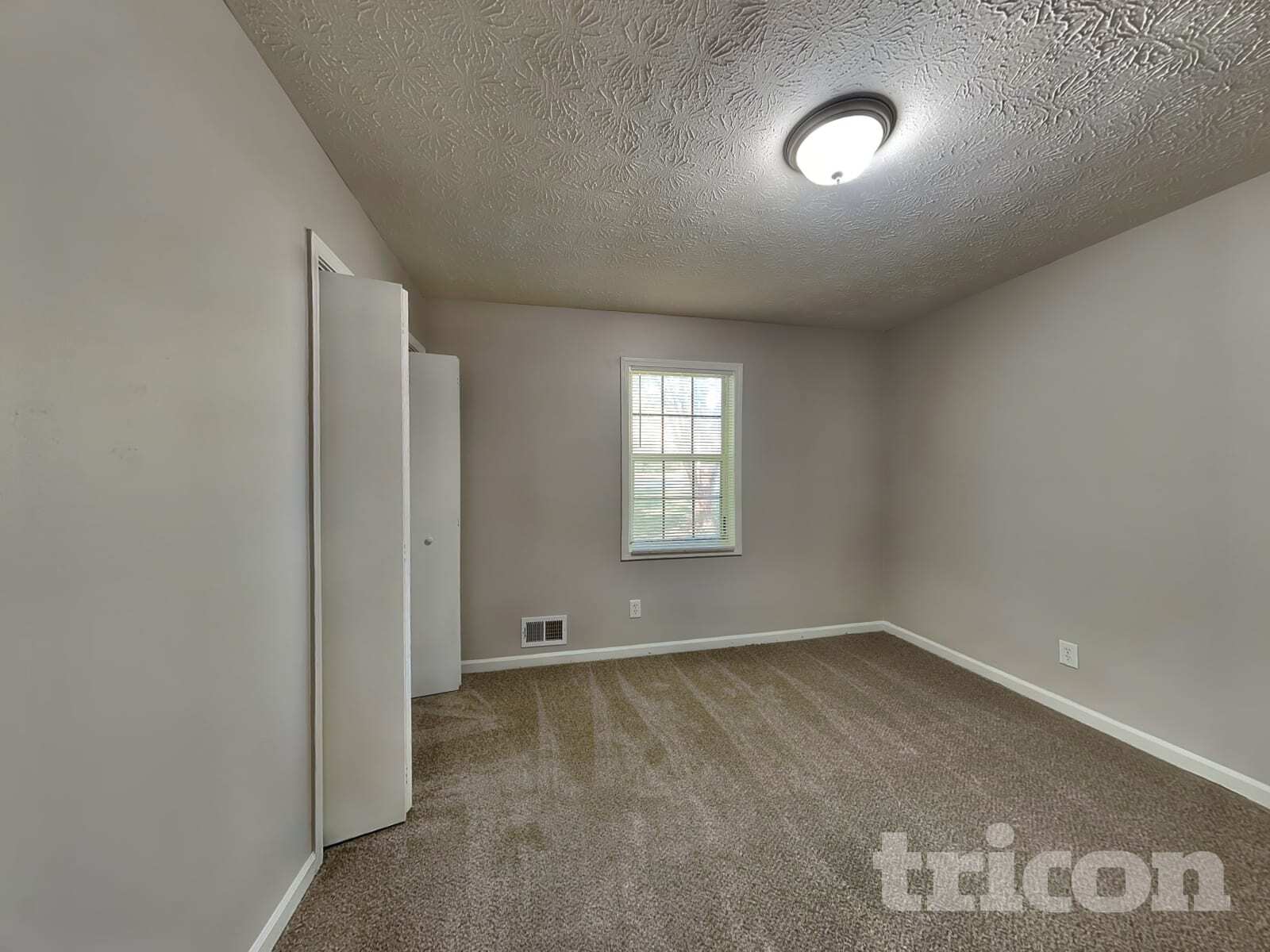 Building Photo - 3376 Poplar Dr