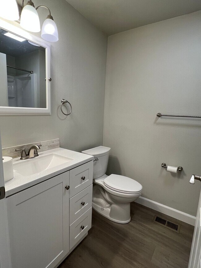 Building Photo - NEWLY REMODELED! 3+ bed, 1.5 bath, a/c, d/...