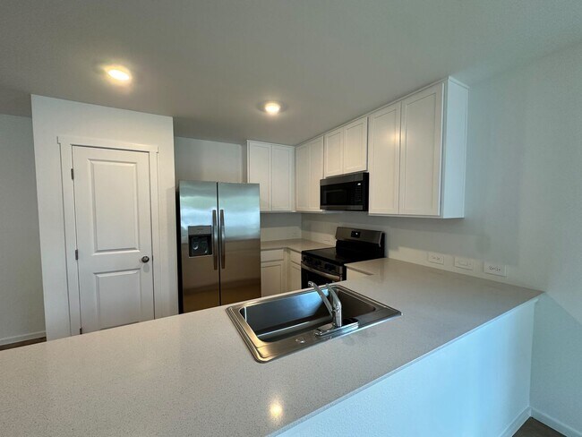 Building Photo - 515 Artemis St