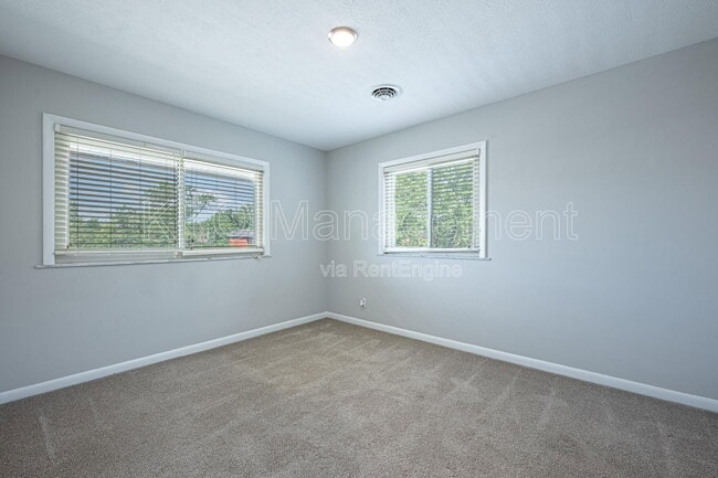 Building Photo - 3080 Southdale Dr