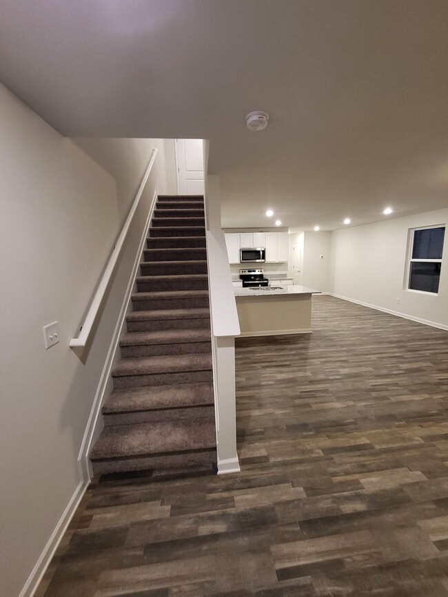 Building Photo - Stunning Townhome in Salisbury