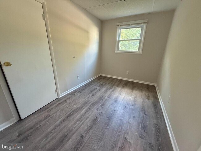 Building Photo - 11 Delsea Dr S