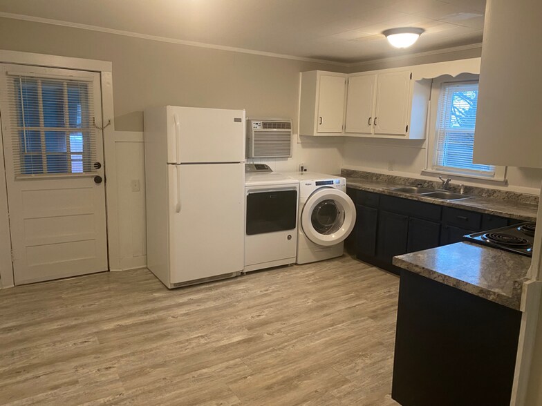 Building Photo - 740 Sunset Dr