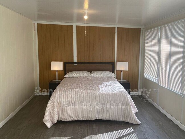 Building Photo - 5442 San Onofre Terrace