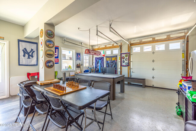 Building Photo - 241 Fernwood Dr