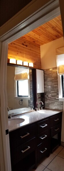 Primary Photo - 1919 E Thomas St