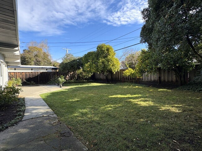 Building Photo - Charming Palo Alto Home with Beautiful Landscaping!