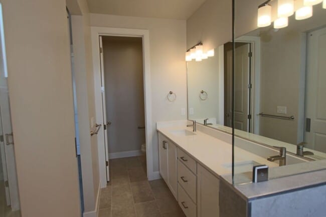 Building Photo - LIKE NEW: 2170+ SQFT and majestic VIEWS  3 Br 2.5 Ba 2 Car garage