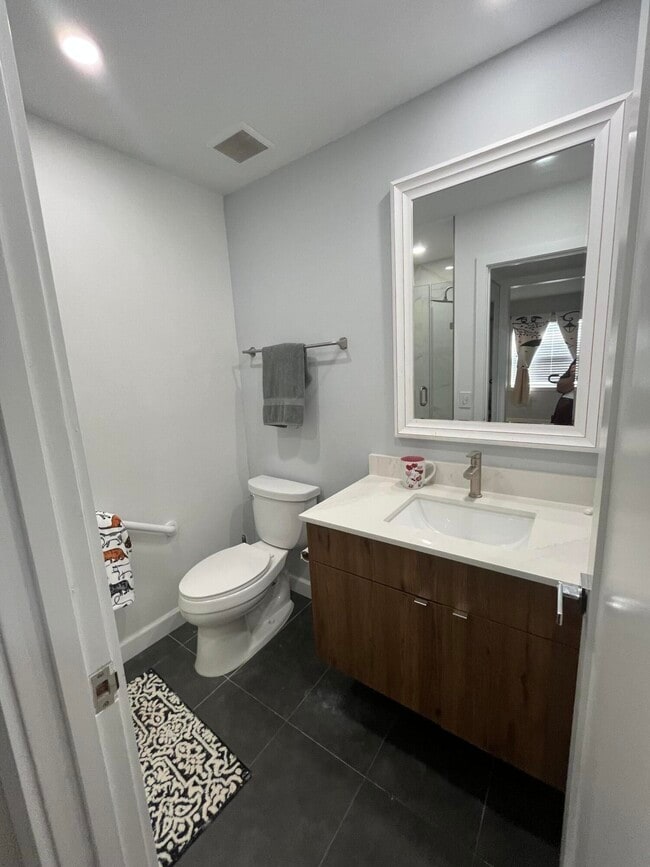 Building Photo - 812 Burgundy Q