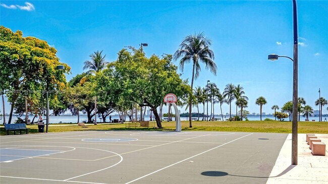 Building Photo - 1800 N Bayshore Dr