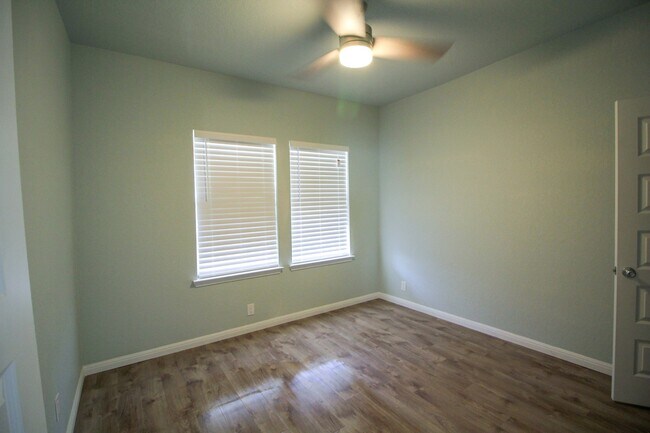 Building Photo - Downtown 3 bedroom 2 bath gorgeous remodel