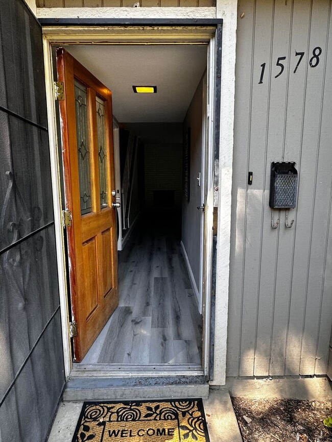 Building Photo - Charming 2-Bedroom Condo with Fireplace & ...