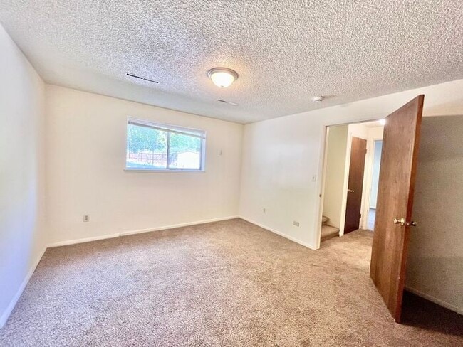 Building Photo - Great 2 bedroom 1 bathroom Duplex with att...