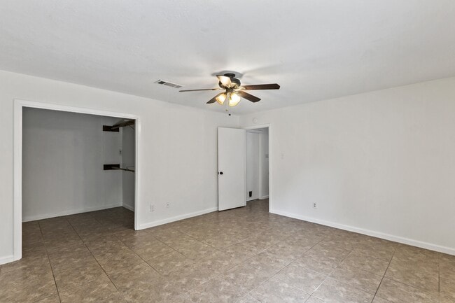 Building Photo - 2208 Lobo Dr