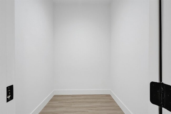 Building Photo - 606 SW 7th Ave