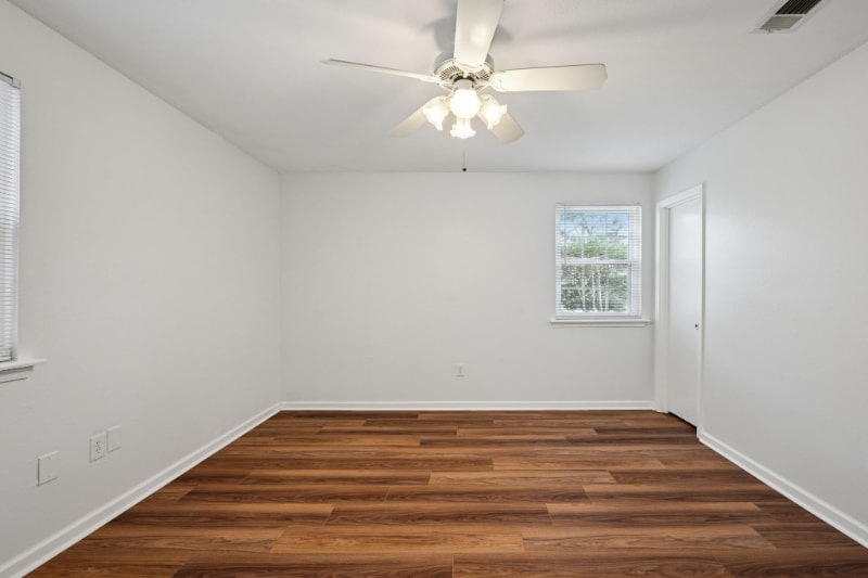 Building Photo - 713 Heavens Dr