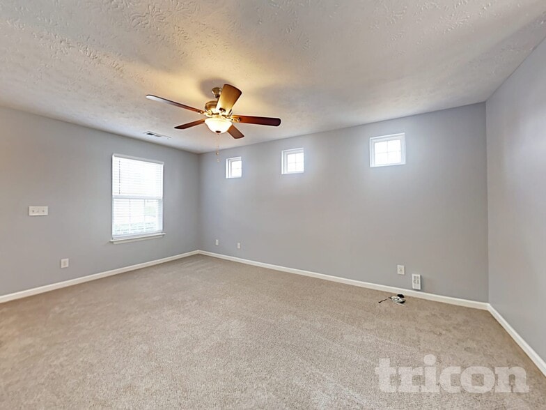 Building Photo - 242 Oak Grove Way