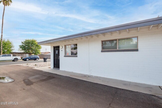 Building Photo - 616 S Bellview