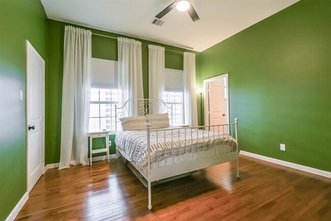 Building Photo - 213 N Hutcheson St