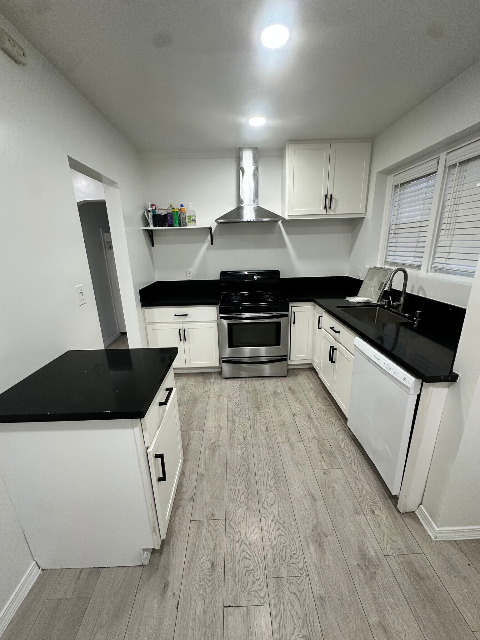 Building Photo - 556 W 92nd St