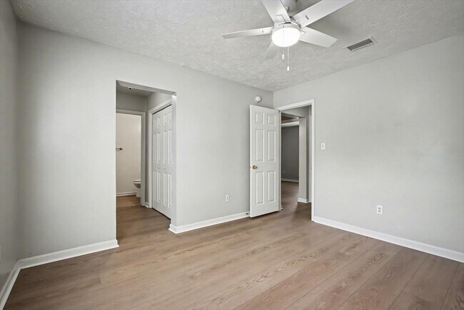 Building Photo - 1217 Clock St