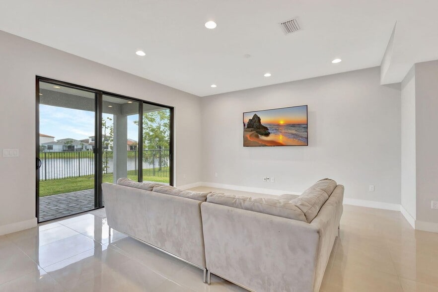 Building Photo - 16608 Cove Rd