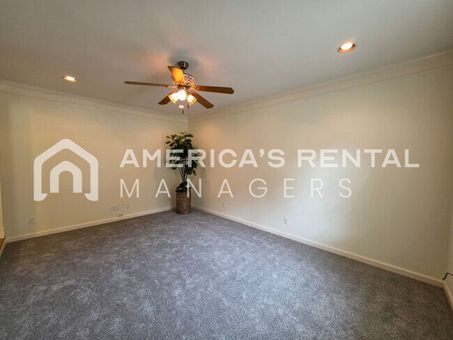 Building Photo - Newly Renovated and Ready for Move In!
