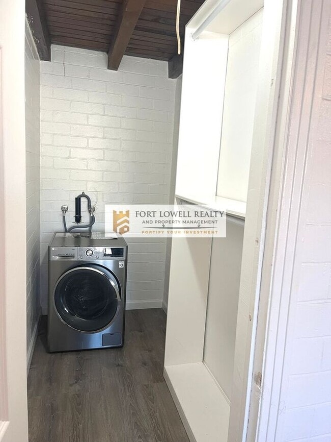 Building Photo - 1 bed 1 bath/washer/dryer/carport/Private Yard