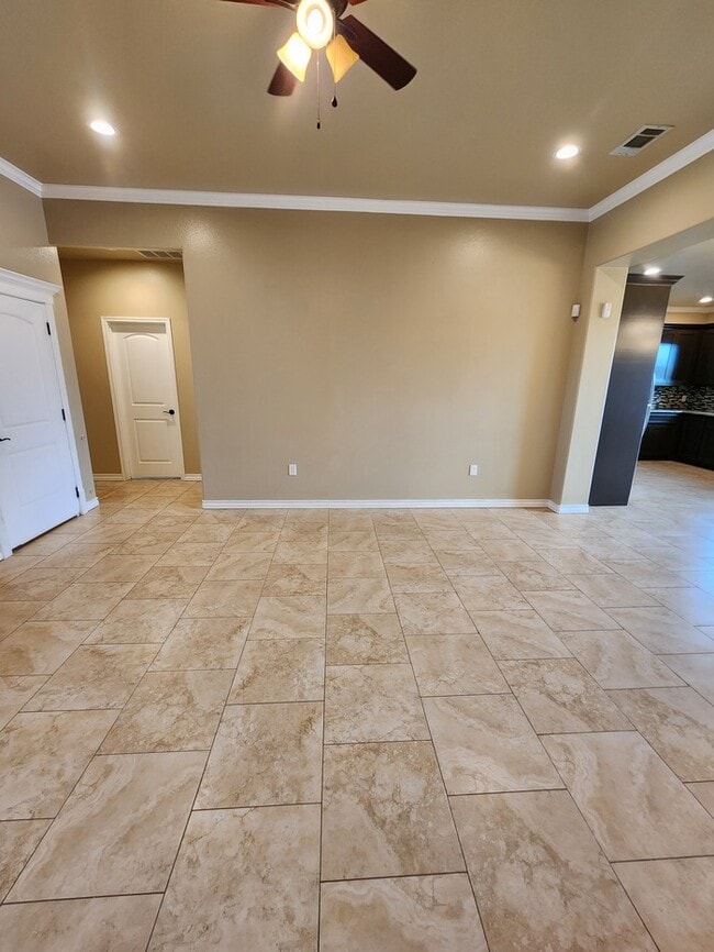 Building Photo - 3 bed 2 bath home