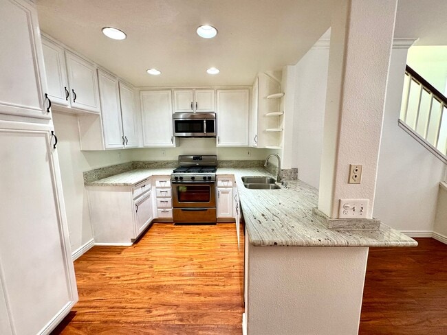 Building Photo - Beautiful 2 Story, 2 Bedroom plus Large Loft Condo in Aliso Viejo