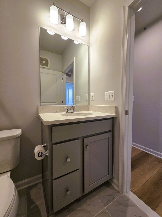 Building Photo - Newer ground level condo in Coalfield Station located in highly desireable Midlothian.