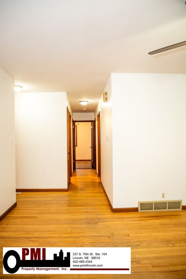 Building Photo - 3 Bedroom and 1.5 bathroom House for rent