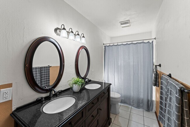 Building Photo - 4025 N Carefree Cir