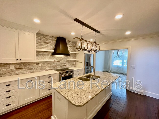 Building Photo - 3 1/2 Saint Michaels Alley