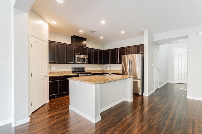 Building Photo - Exquisite 5 bedroom 4 bathroom home with fresh paint and new carpet waiting for you!