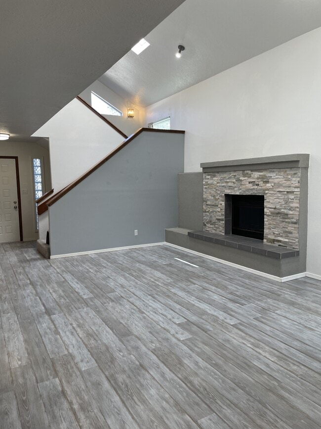 Building Photo - 11504 Lawson Ct NE