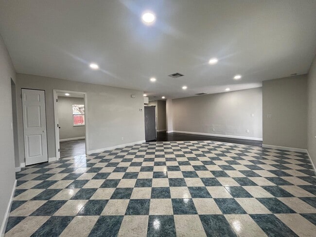 Building Photo - 838 SE Proctor Ln