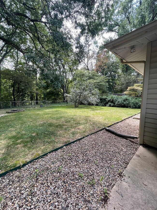 Building Photo - SINGLE FAMILY HOME - Fenced yard