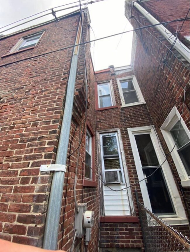 Building Photo - 152 N Robinson St
