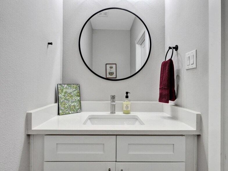 Building Photo - 721 Perry Ave