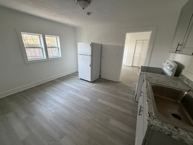 Building Photo - 202 Woodward St NE