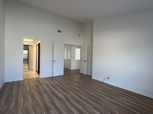 Building Photo - Bright & Spacious 3 Bedroom 2.5 Bath Duet ...