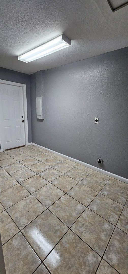 Building Photo - South Lakeland Rental!!