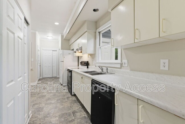 Building Photo - 102 Markham Dr