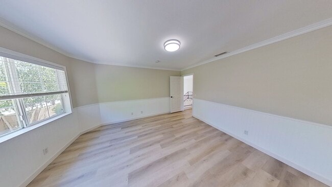 Building Photo - Spectacular and Spacious 4 Bed / 3 Bath Sa...
